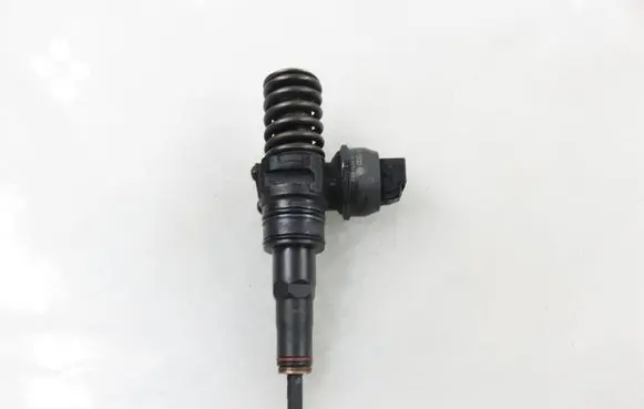 Volkswagen PASSAT B5.5 Fuel injector 04714720037 038130073AJ