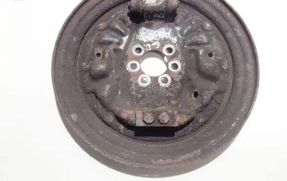 Volkswagen PASSAT B3 Rear brake disc plate dust cover 