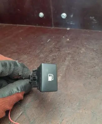 Toyota Avensis T270 Fuel tank opening switch 15C252
