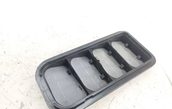Quarter panel pressure vent