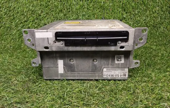 Radio/CD/DVD/GPS head unit
