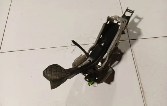 Volkswagen Golf V Clutch pedal 1K1721057AD
