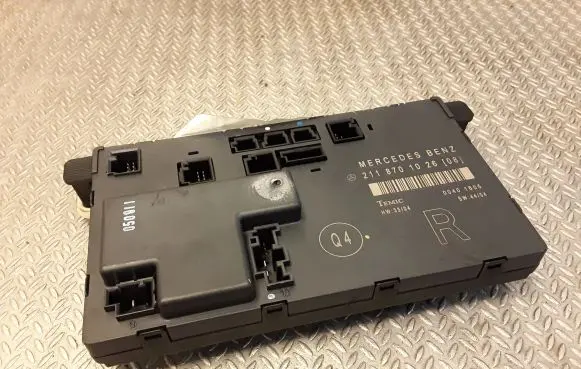 Mercedes-Benz E W211 Door control unit/module 2118701026 A2118701026