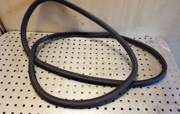 Volkswagen Touareg II Rear door rubber seal (on body) 7P0867367D