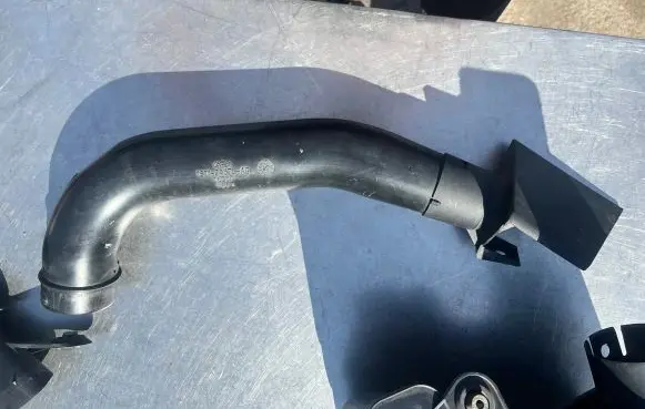 Ford Mondeo Mk III Air intake duct part 1S719A675AG T655D