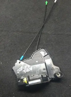 Toyota Auris 150 Front door lock A084219