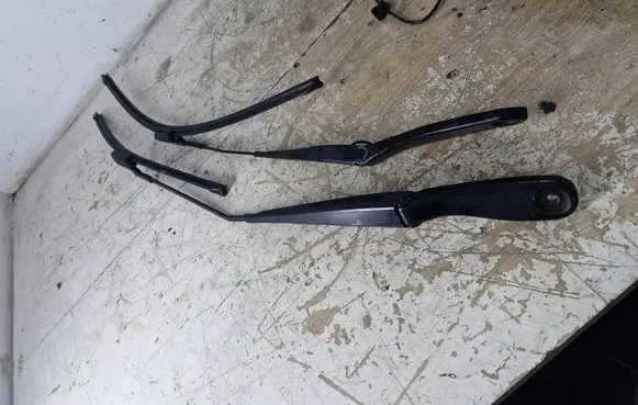 Volvo S40 Front wiper blade arm