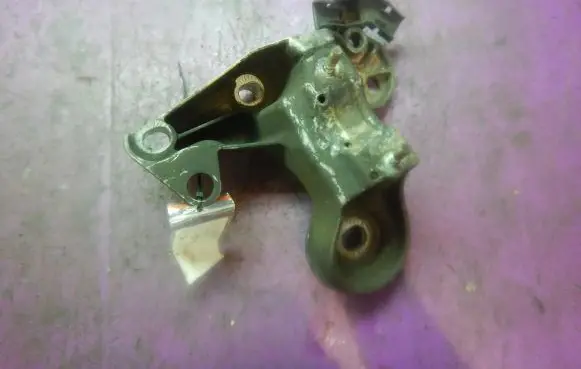 Volkswagen PASSAT B5.5 Engine mounting bracket
