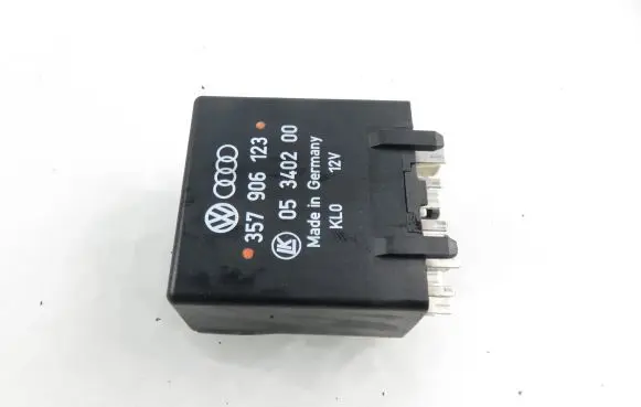 Volkswagen PASSAT B4 Glow plug pre-heat relay 357906123