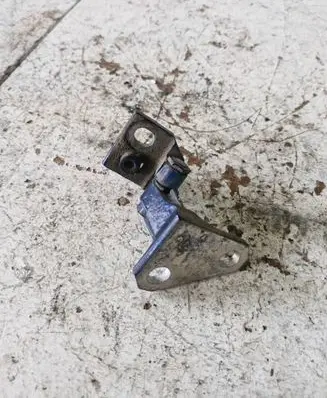 Volkswagen Golf V Front door upper hinge 