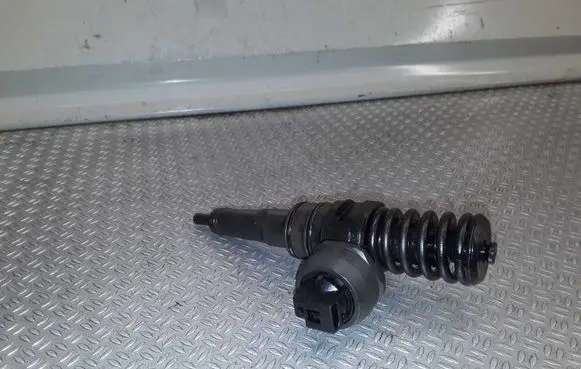 Volkswagen Golf Plus Fuel injector 038130073ag