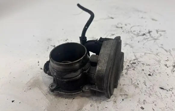 BMW 1 E82 E88 Throttle valve 7804373 B12910365