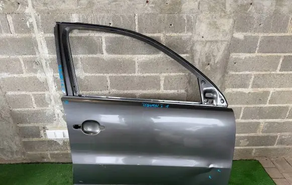 Volkswagen Tiguan Front door 5N0831312C