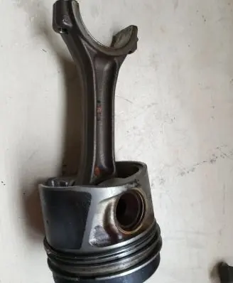Volkswagen Amarok Piston with connecting rod