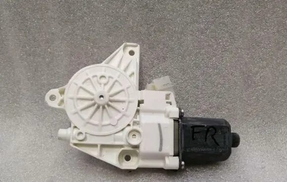 Mercedes-Benz GLS X166 Front door window regulator motor A1669060301