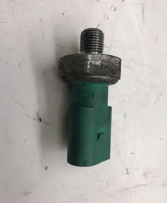 Volkswagen PASSAT B8 Oil pressure sensor 04L919081
