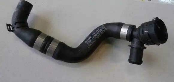 Volkswagen Touareg II Engine coolant pipe/hose 7P6121070BL