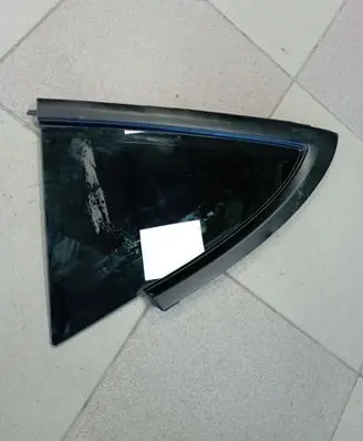 Tesla Model 3 Rear side window E008686