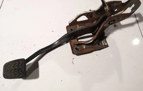 Toyota Avensis T250 Brake pedal 
