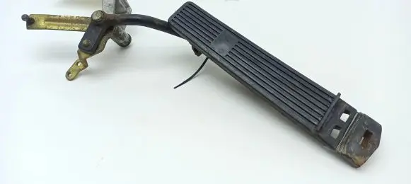 Mercedes-Benz 280 450 W116 Accelerator throttle pedal 1163010218
