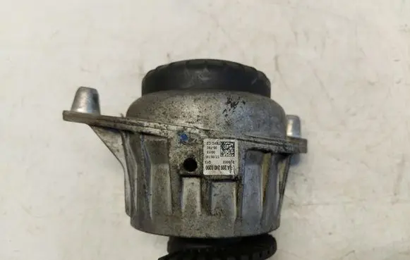 Engine mount vacuum valve