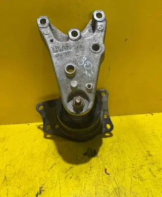 Volkswagen Polo IV 9N3 Engine mount bracket 6Q0199185S