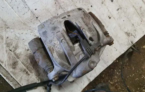 Mercedes-Benz E W211 Front brake caliper 351903