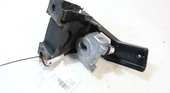 Citroen DS3 Engine mounting bracket