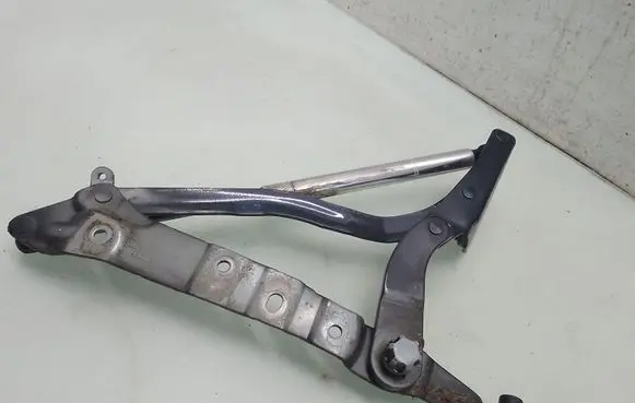 Tailgate/trunk/boot hinge