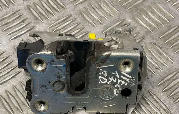 Iveco Daily 5th gen Front door lock