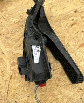 Volkswagen PASSAT B6 Accelerator throttle pedal 1K2723503M