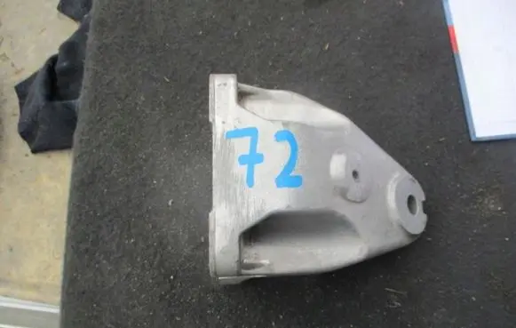 Volkswagen Golf VII Engine mounting bracket
