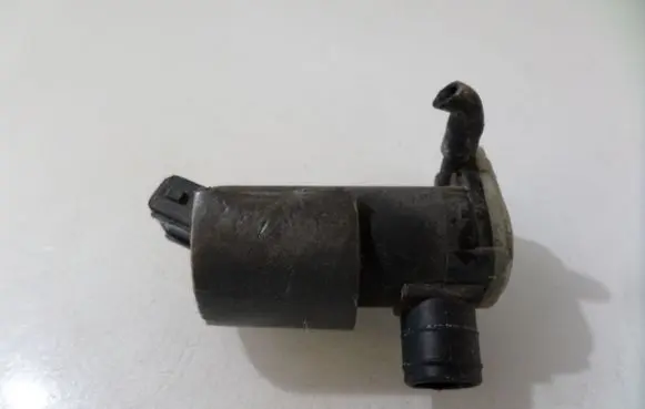 Ford Focus Windscreen/windshield washer pump 93BB17K624BA