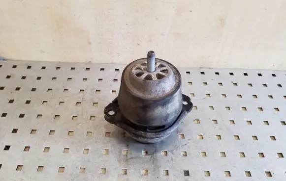 Volkswagen Touareg I Engine mount bracket 7L8199131A