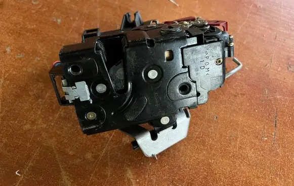 Audi A4 S4 B6 8E 8H Rear door lock 8E0839016C