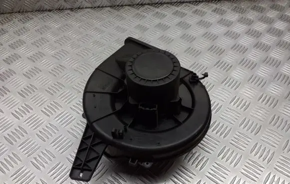 Skoda Fabia Mk2 (5J) Front door blower motor 6Q1819015G