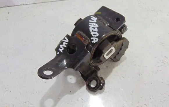 Mazda 3 III Engine mount bracket