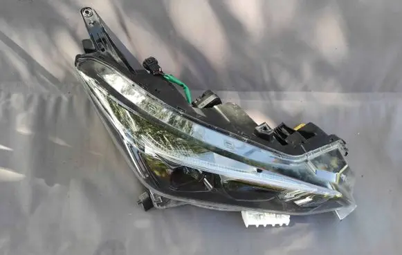 Nissan Leaf II (ZE1) Headlight/headlamp 260105SH0A