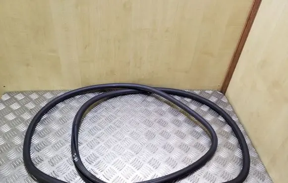 Volkswagen Touareg I Front door rubber seal 7L0867365E