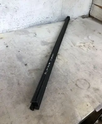 Volvo XC40 Rubber seal front door window/glass 