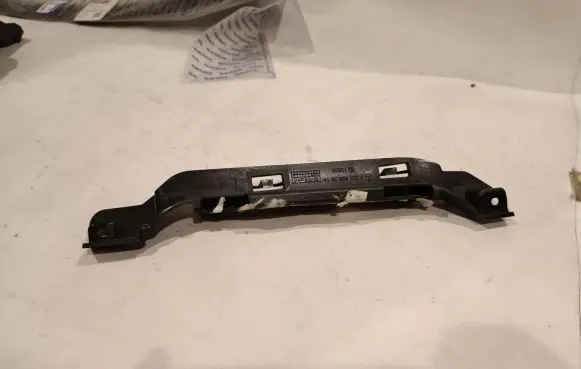 Mercedes-Benz S W221 Front bumper mounting bracket A2218852914 15829