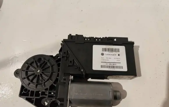 Volkswagen Touareg I Front door window regulator motor 7L0959702G 29072005
