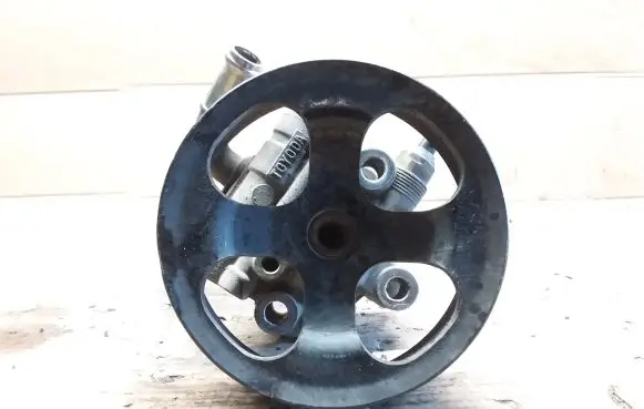 Toyota Corolla Verso AR10 Power steering pump