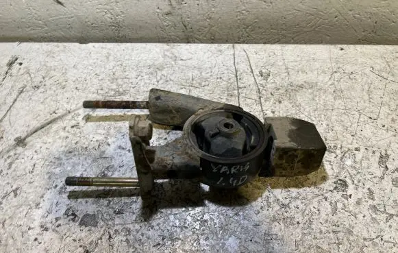 Toyota Yaris Engine mount bracket