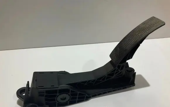 Mercedes-Benz ML W164 Accelerator throttle pedal A1643000004 1643000004