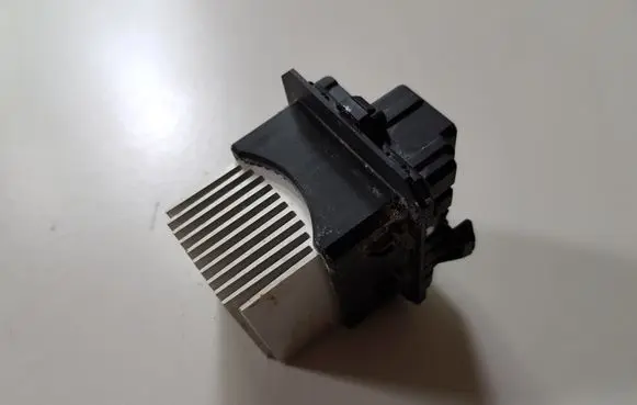 Nissan Leaf I (ZE0) Heater blower motor/fan resistor T1000034ZC 27761JE22A VLCL29PWM11N