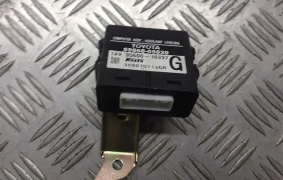 Toyota Avensis T250 Light module LCM 8996005020