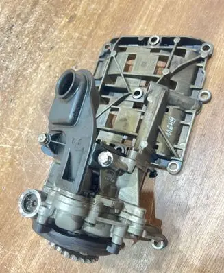 BMW 3 E90 E91 Oil pump 7798014
