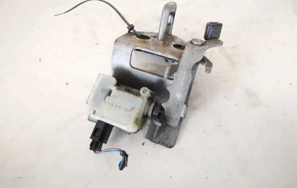 Skoda Octavia Mk2 (1Z) Rear door lock loop/hook striker 1z9827511c