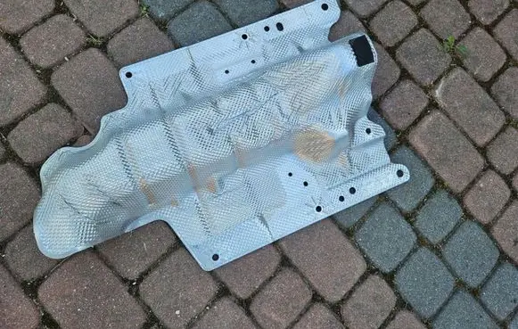 Opel Combo E Heat shield in engine bay 9815748280
